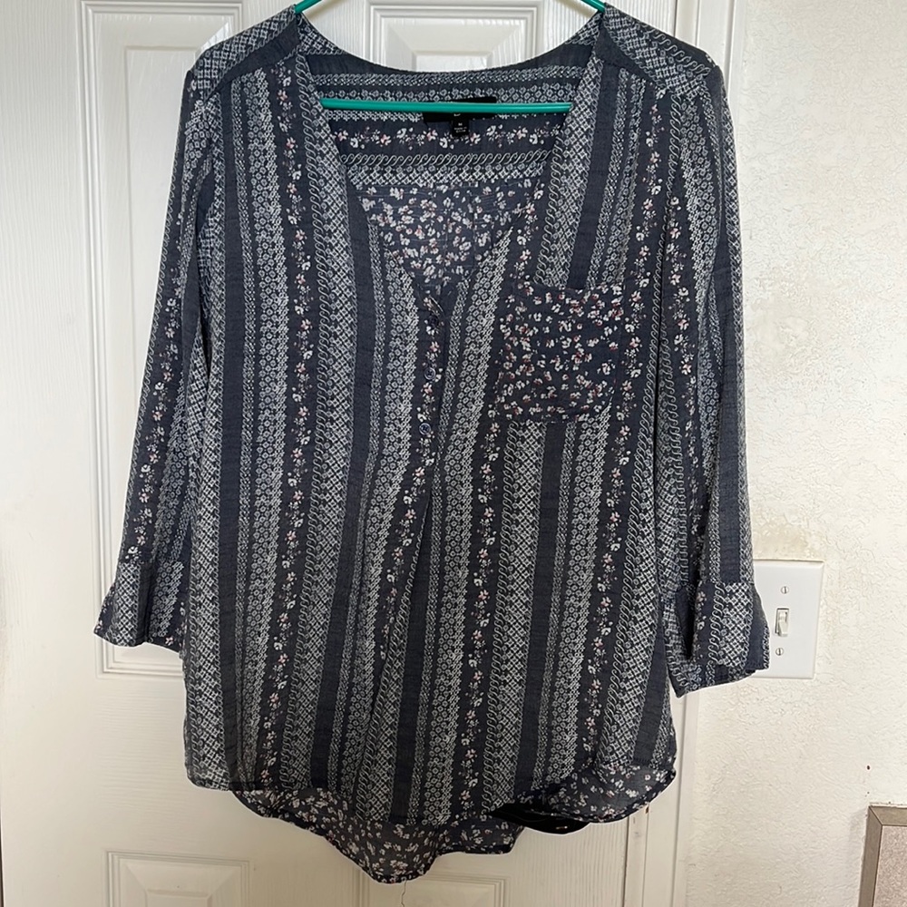 Blue floral vertical patter 3/4 length sleeve v-neck blouse